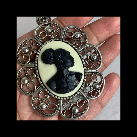 Jewelry - Black and Cream cameo necklace.
